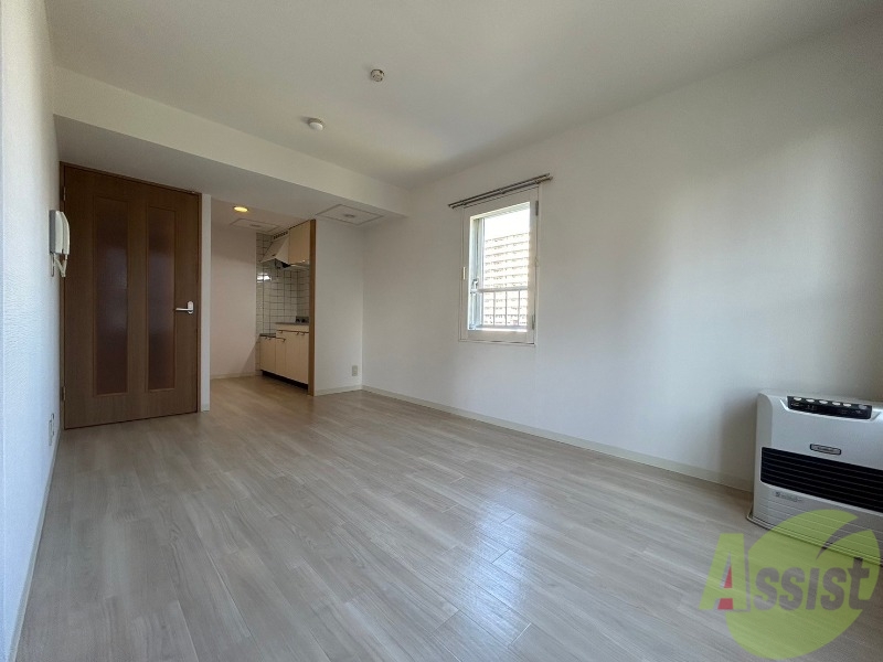 居室・リビング　リビングです。木目のフローリングが落ち着きますね。