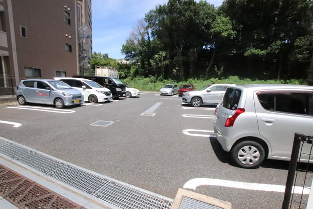 【八千代市萱田町のマンションの駐車場】