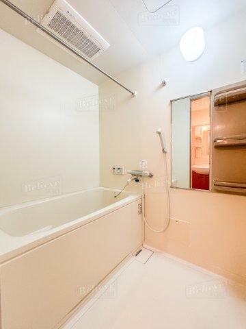 バス・シャワールーム　追い焚き・浴室乾燥機付きのお風呂です♪