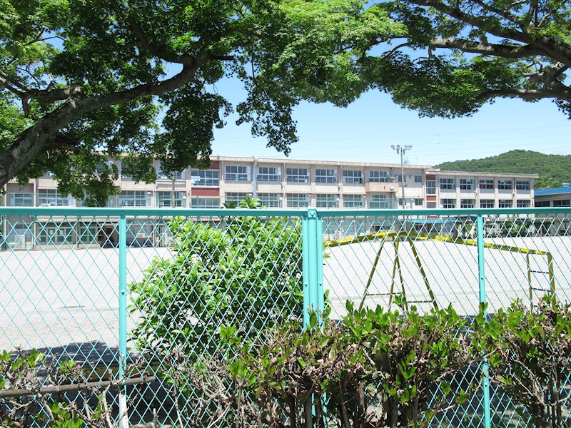 小学校　岐阜市立岩小学校（小学校）まで611m