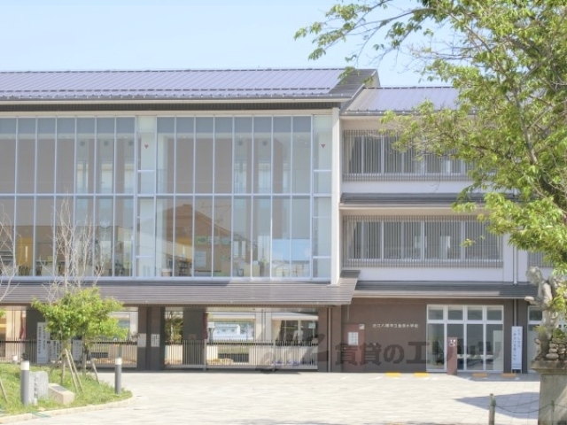 【近江八幡市鷹飼町北のマンションの小学校】