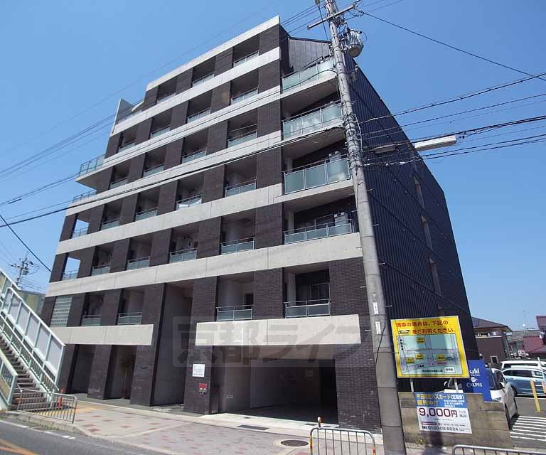 【京都市右京区西京極南大入町のマンションの建物外観】