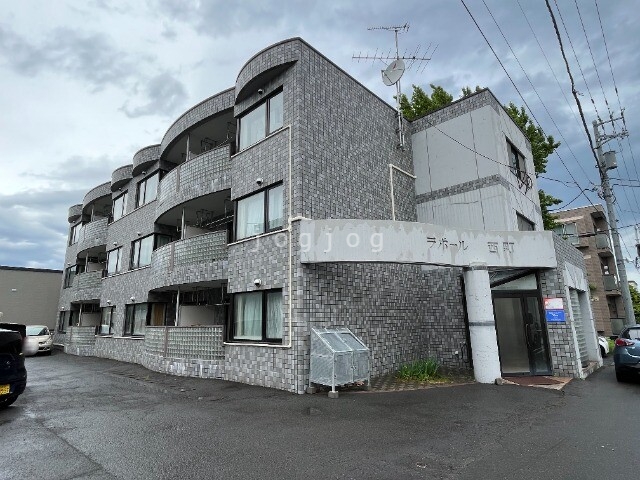 【札幌市西区西町南のマンションのエントランス】