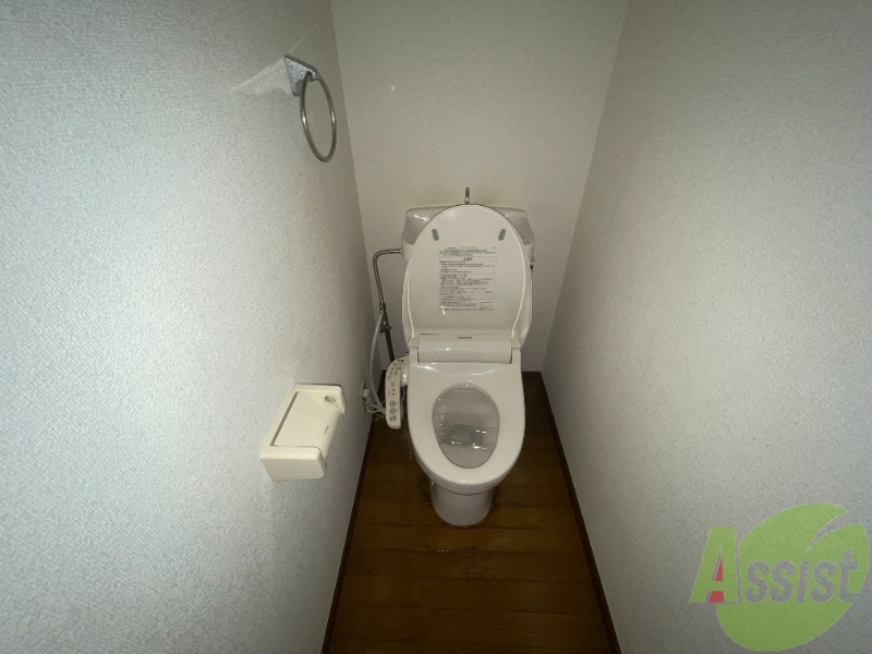 トイレ　こちらはトイレになります。ウォシュレット機能もついています。