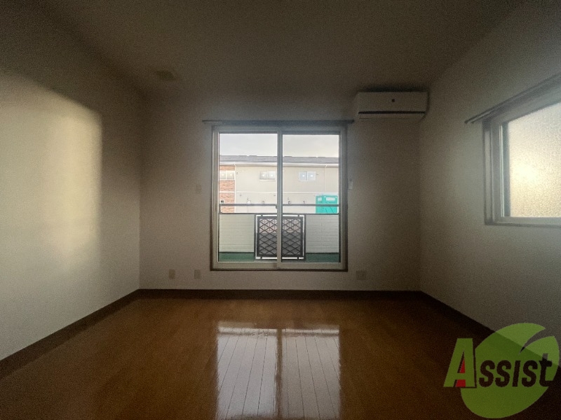 居室・リビング　こちらは洋室になっております。窓が大きいですね。