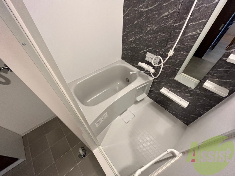 バス・シャワールーム　お風呂です。広々したバスでゆっくりくつろげます。