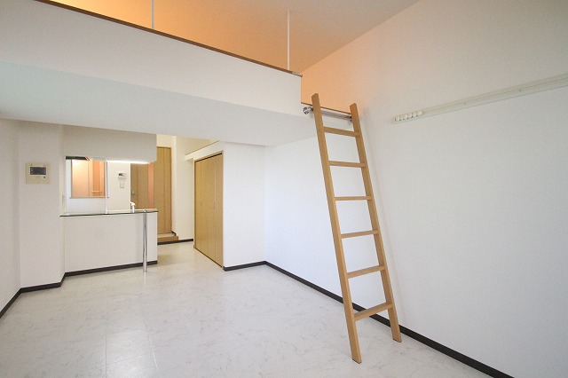 居室・リビング　同物件別室です。