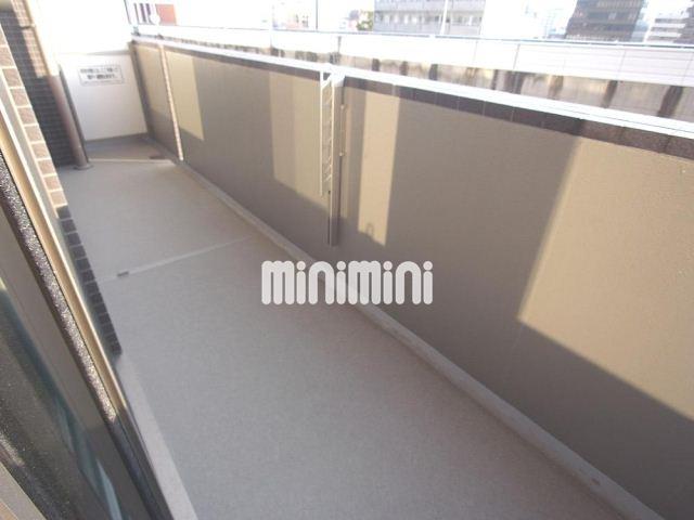 バルコニー　使い方色々。広めのベランダ付いてます。