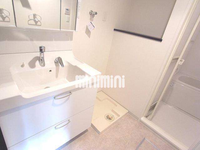 洗面設備　白を基調とした清潔感のある水周りです。