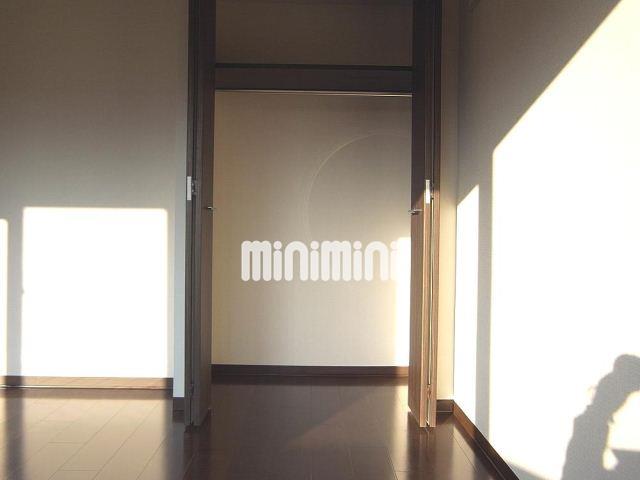 収納　ハンガーポール付き収納です。