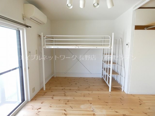 居室・リビング　写真は101号室です（参考）