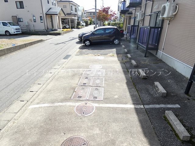 駐車場　写真は101号室です（参考）