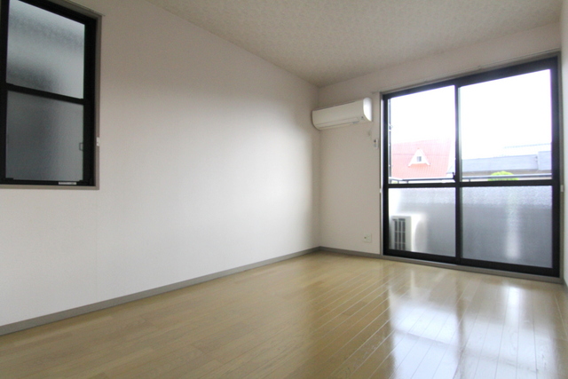 居室・リビング　角部屋なので出窓あります