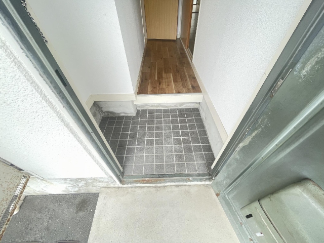 玄関　下駄箱はご用意ください
