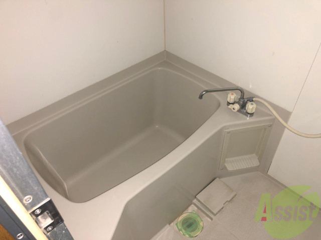 バス・シャワールーム　バスルームです。狭すぎず、ゆったりお風呂に浸かれそうです。