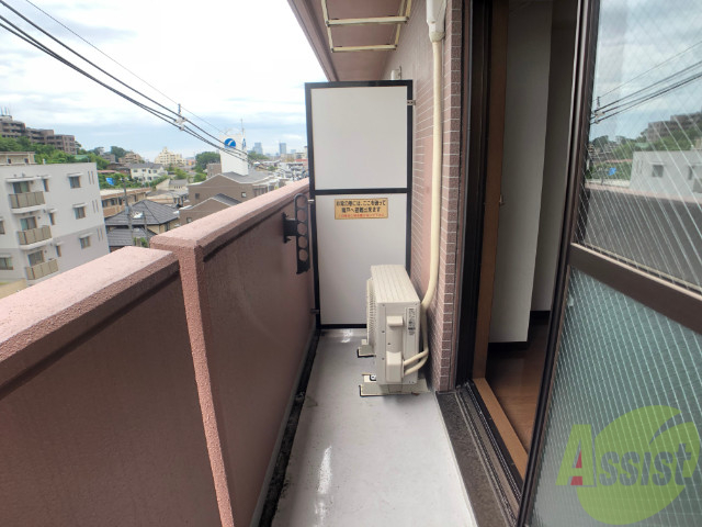 バルコニー　バルコニーです。洗濯物が干せるスペースがありました。