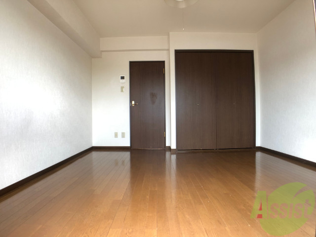 居室・リビング　７．５帖の洋室です。広々として、きれいで明るい印象です。