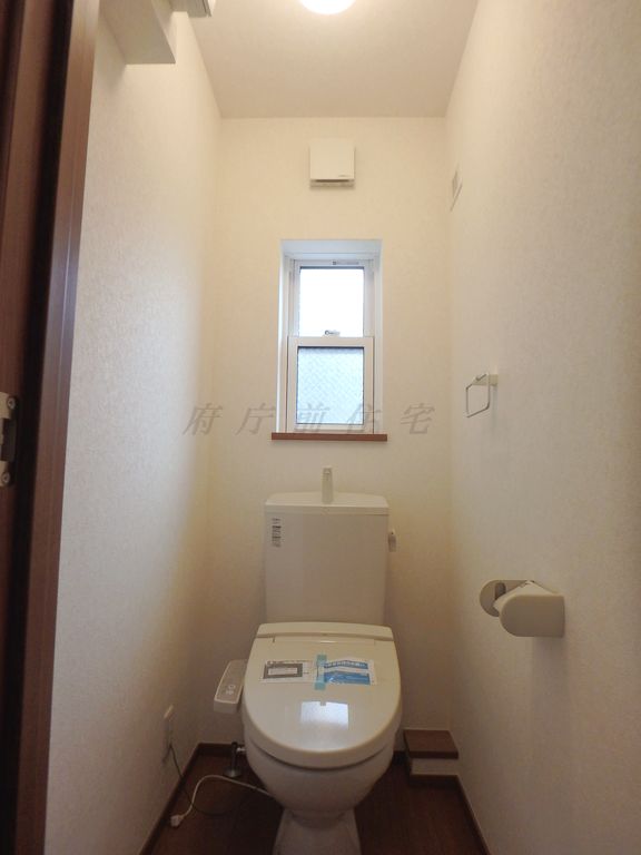 二条城北エリアのガレージ・シャッター倉庫付貸戸建のトイレ写真
