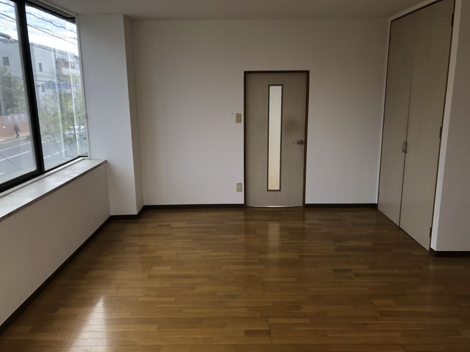 居室・リビング　採光が多く取れる窓がございます☆