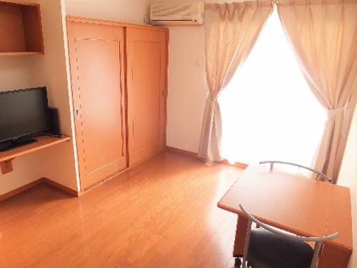 居室・リビング　カーテンやテーブル、テレビも備え付けです