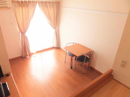 居室・リビング　テーブルは折り畳み式です