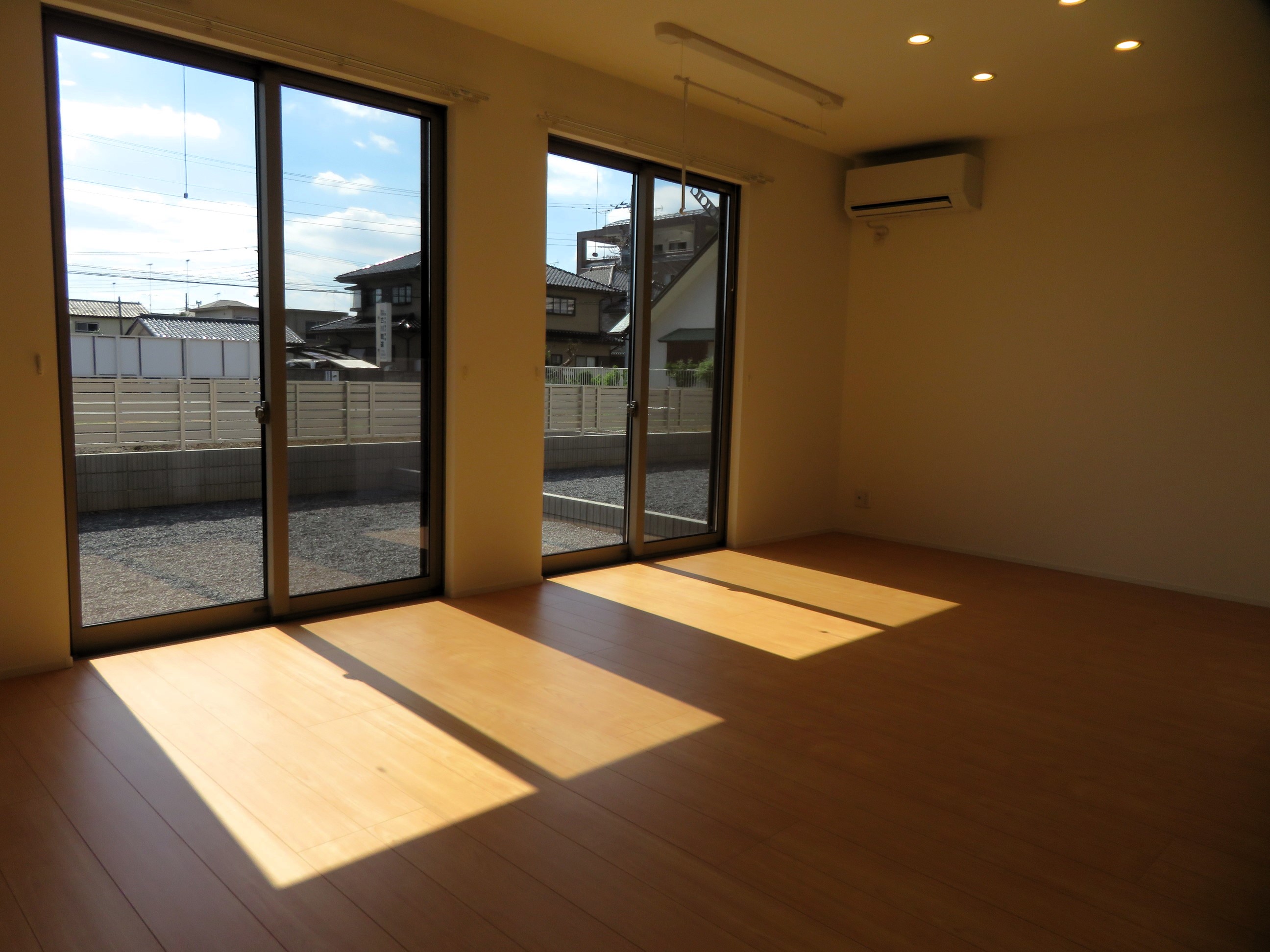 居室・リビング　約16帖の広いリビングです！窓が多く明るい室内です！