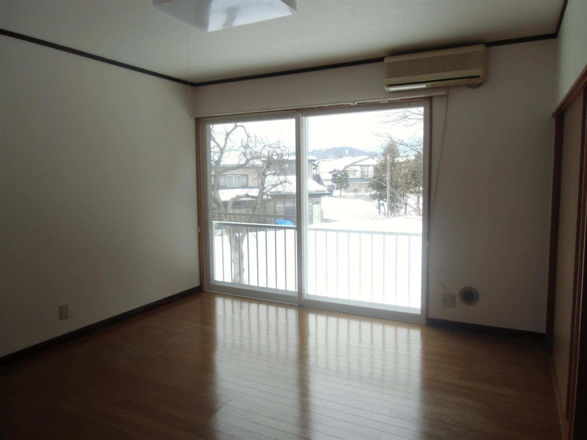 居室・リビング　大きな窓の明るいお部屋♪