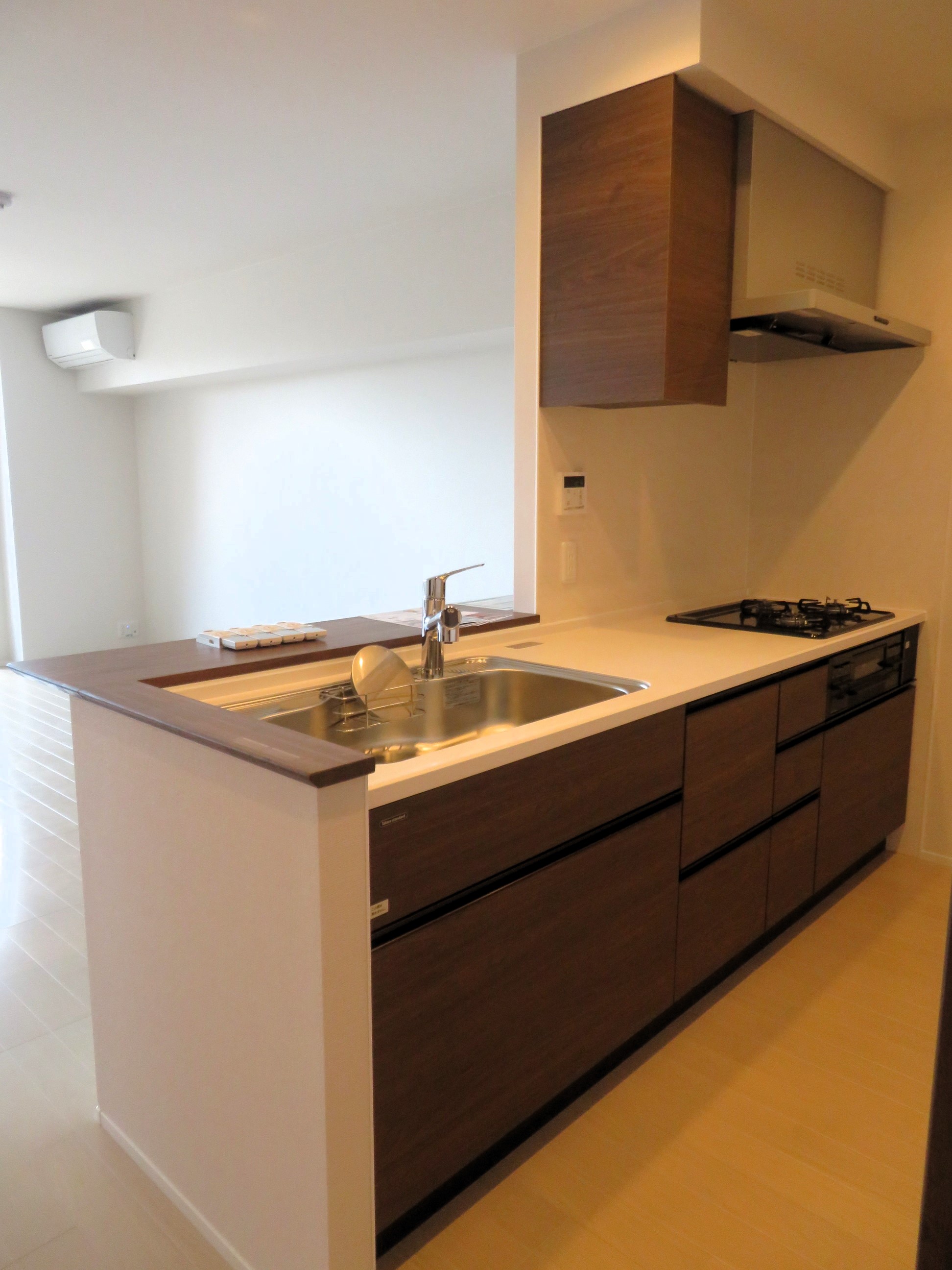 キッチン　広いシステムキッチンを搭載です。