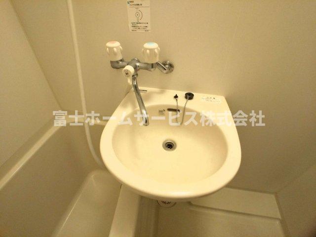 洗面設備　鏡を備え　準備のしやすい洗面台