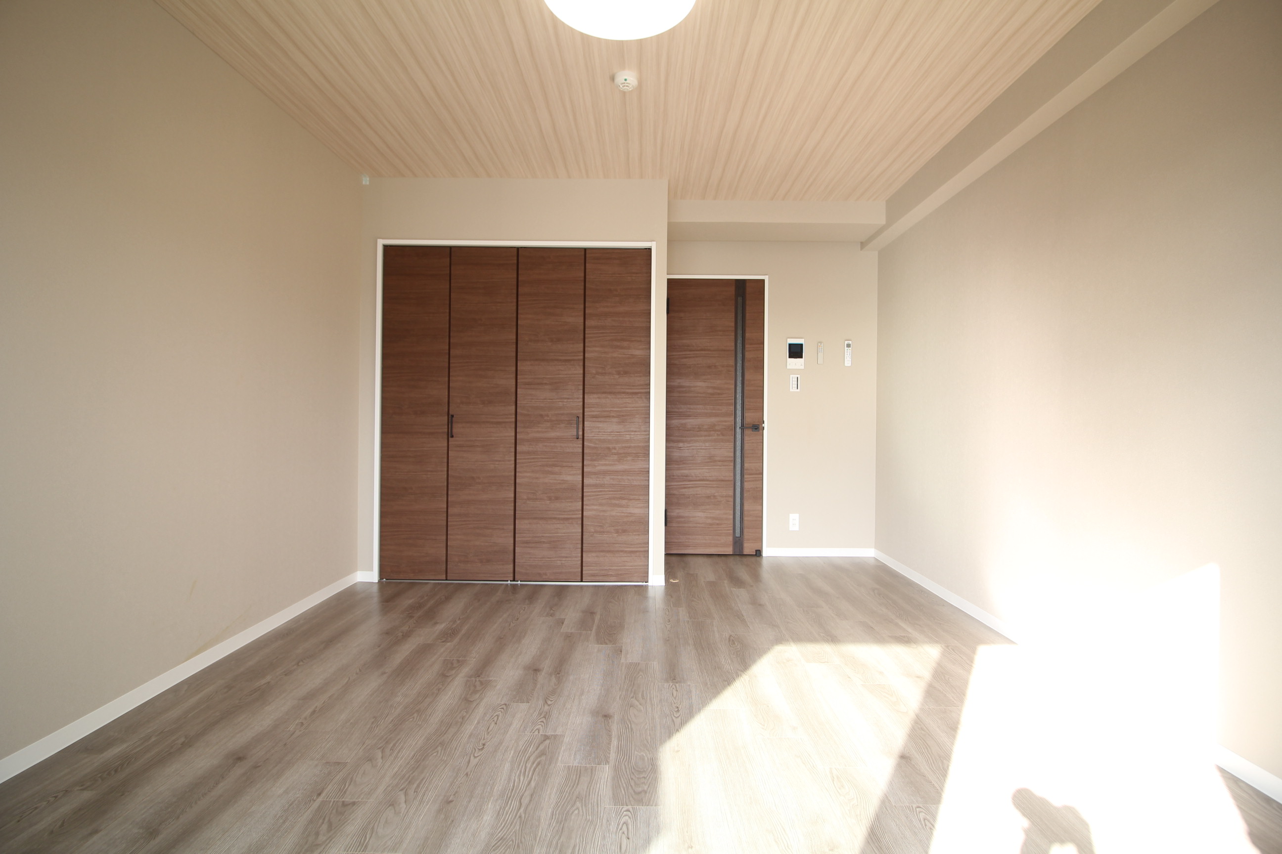 居室・リビング　木目調のシックな居室です♪