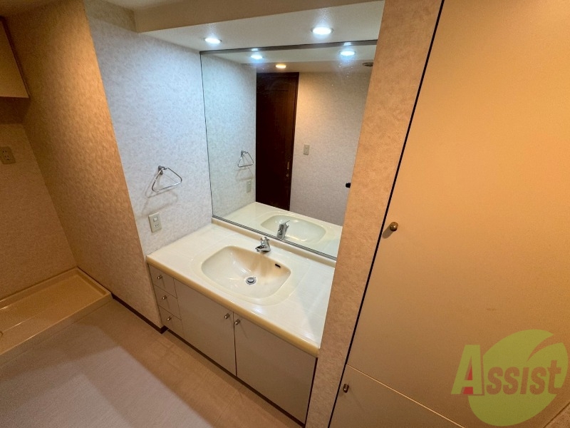 洗面設備　大きくて使いやすそうな独立洗面台になっています。