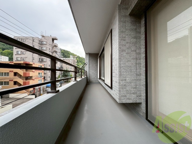 バルコニー　ルーフバルコニーは広く、ガーデニングも出来そうですね～