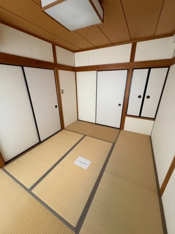 その他部屋・スペース　落ち着いた色調の寝室です