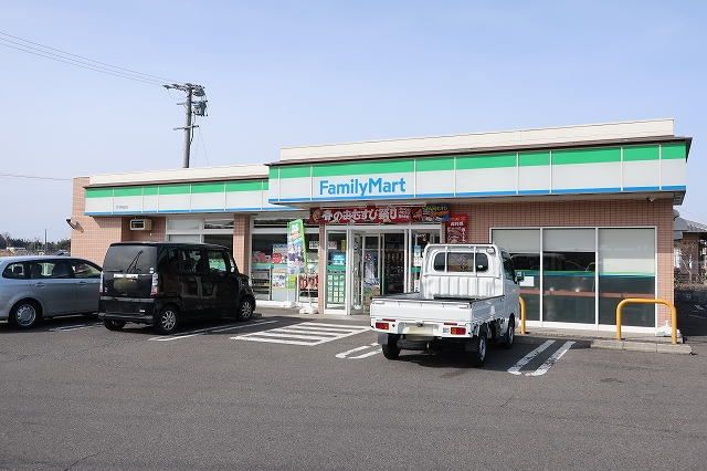 コンビニ　ファミリーマート（コンビニ）まで850m