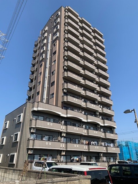 建物外観　南向きで日当たり良好　エレベーター付