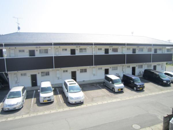 駐車場　外観と駐車場の写真です。