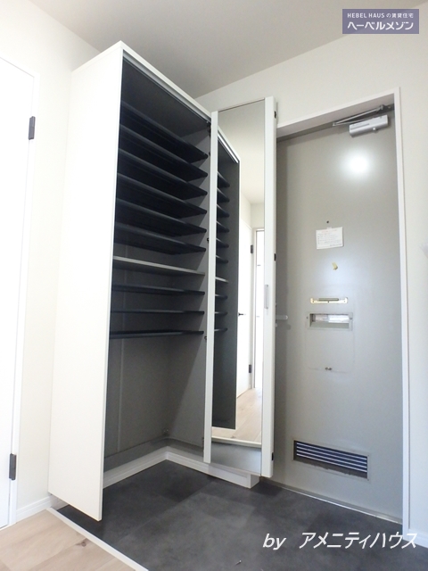 玄関　[参考]同建物105の内装（現況優先）