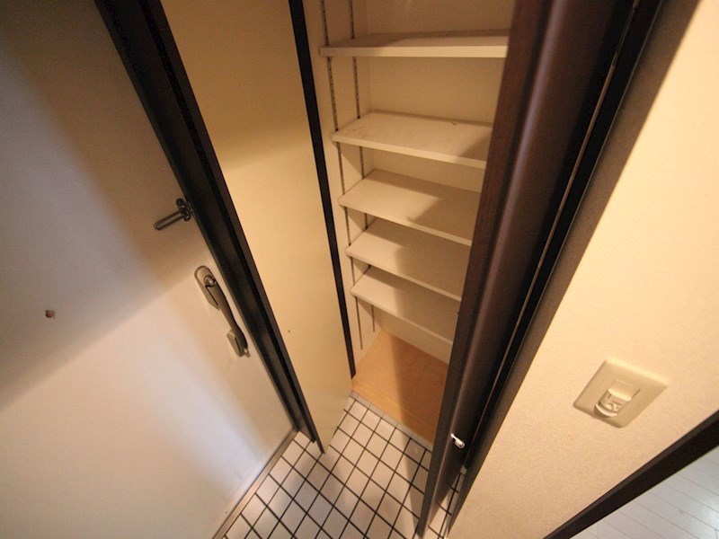 玄関　玄関　シューズボックス付（収納充実してます）