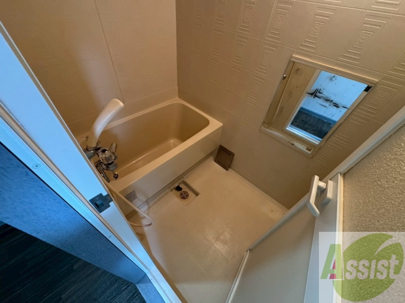 バス・シャワールーム　バスルームは狭すぎず、シャワーも浴びやすそうです。