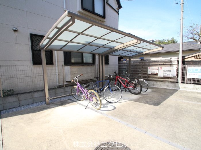 その他共有部分　屋根付きの駐輪場です。