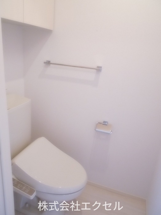 トイレ　温水洗浄便座です。