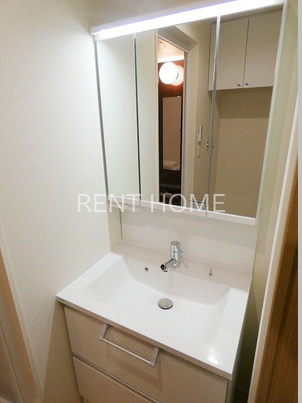 洗面設備　三面鏡付き洗面化粧台