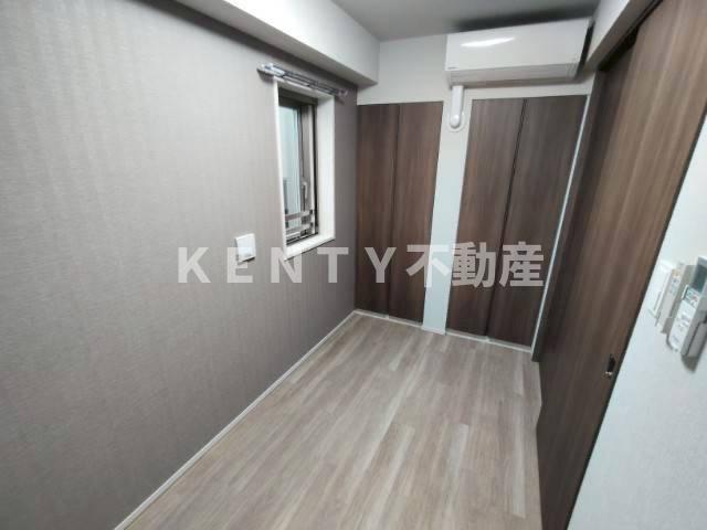 その他部屋・スペース　落ち着いた色調の寝室です