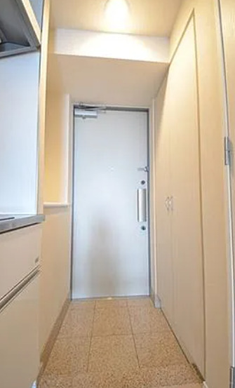 玄関　別部屋の写真を使用しております。