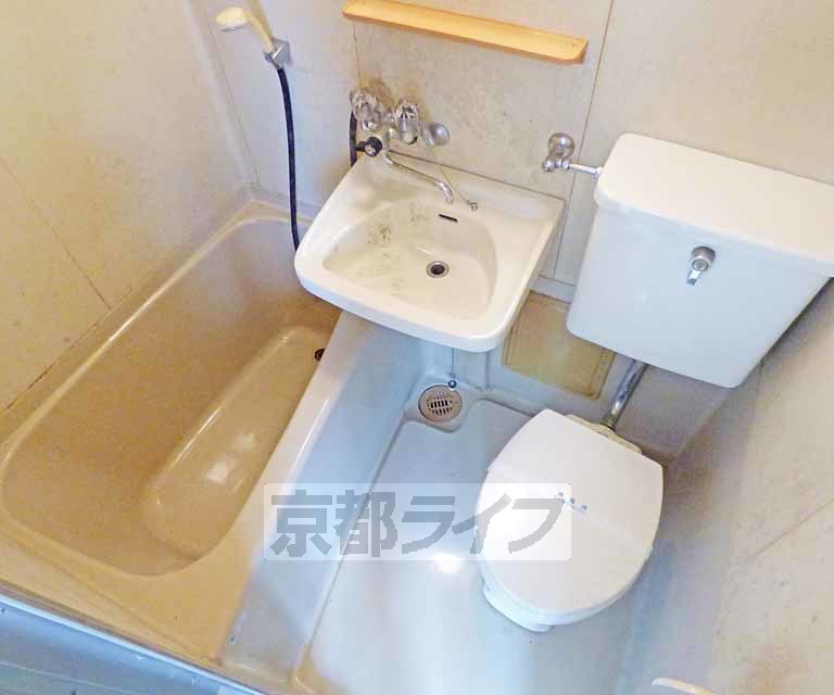 バス・シャワールーム　広々とした浴室です。