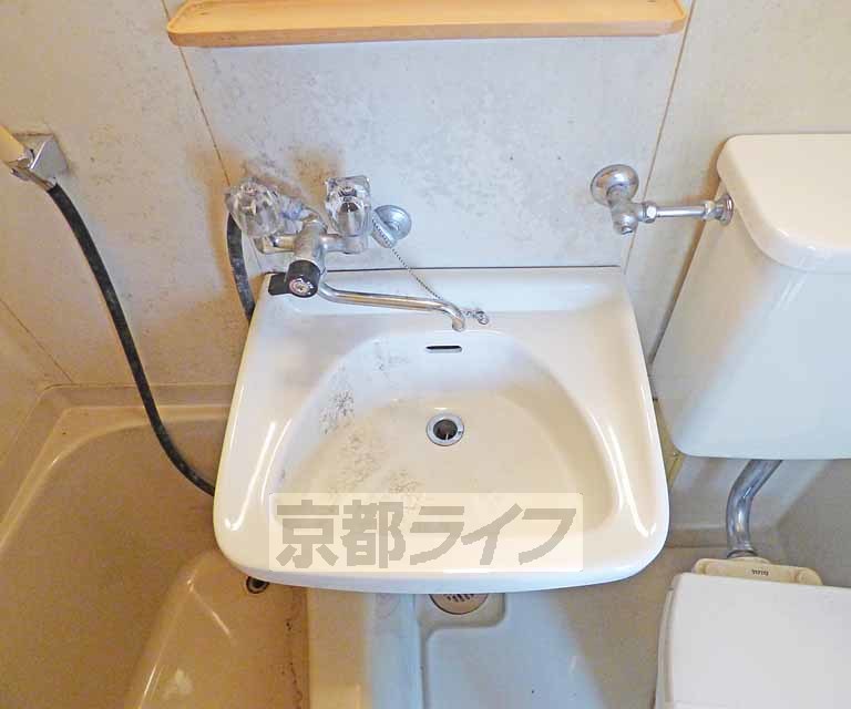 洗面設備　綺麗な洗面台です。