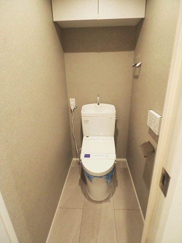 トイレ　落ち着いた色調のトイレです