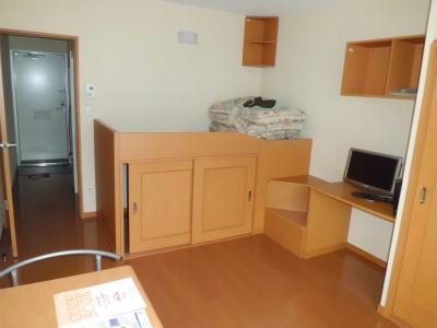 居室・リビング　短期契約の時のみ布団付。