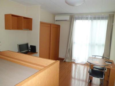 居室・リビング　清潔感のある居室です。