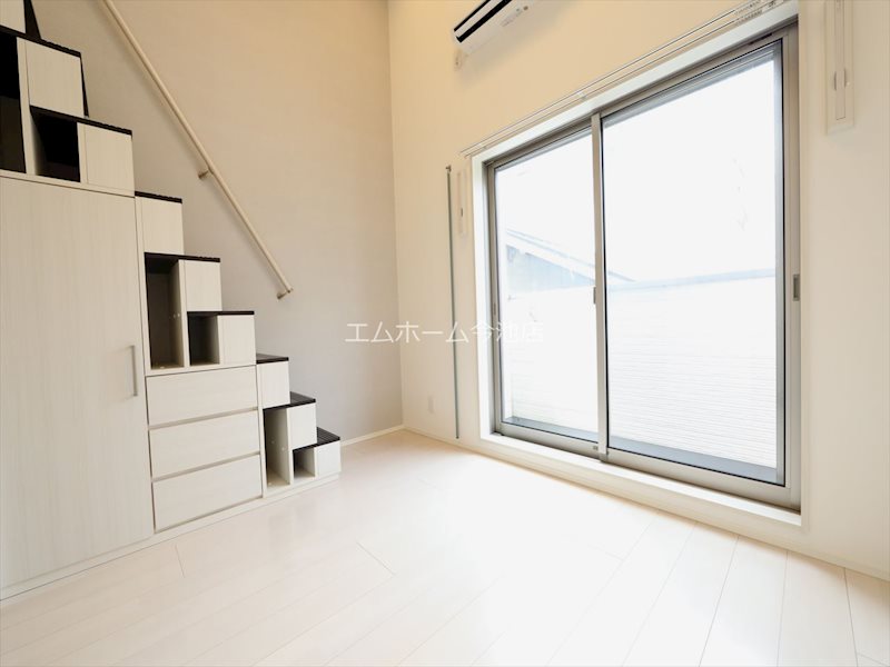 バルコニー　洋室6.6帖　エアコン付　収納充実　バルコニーに面しています